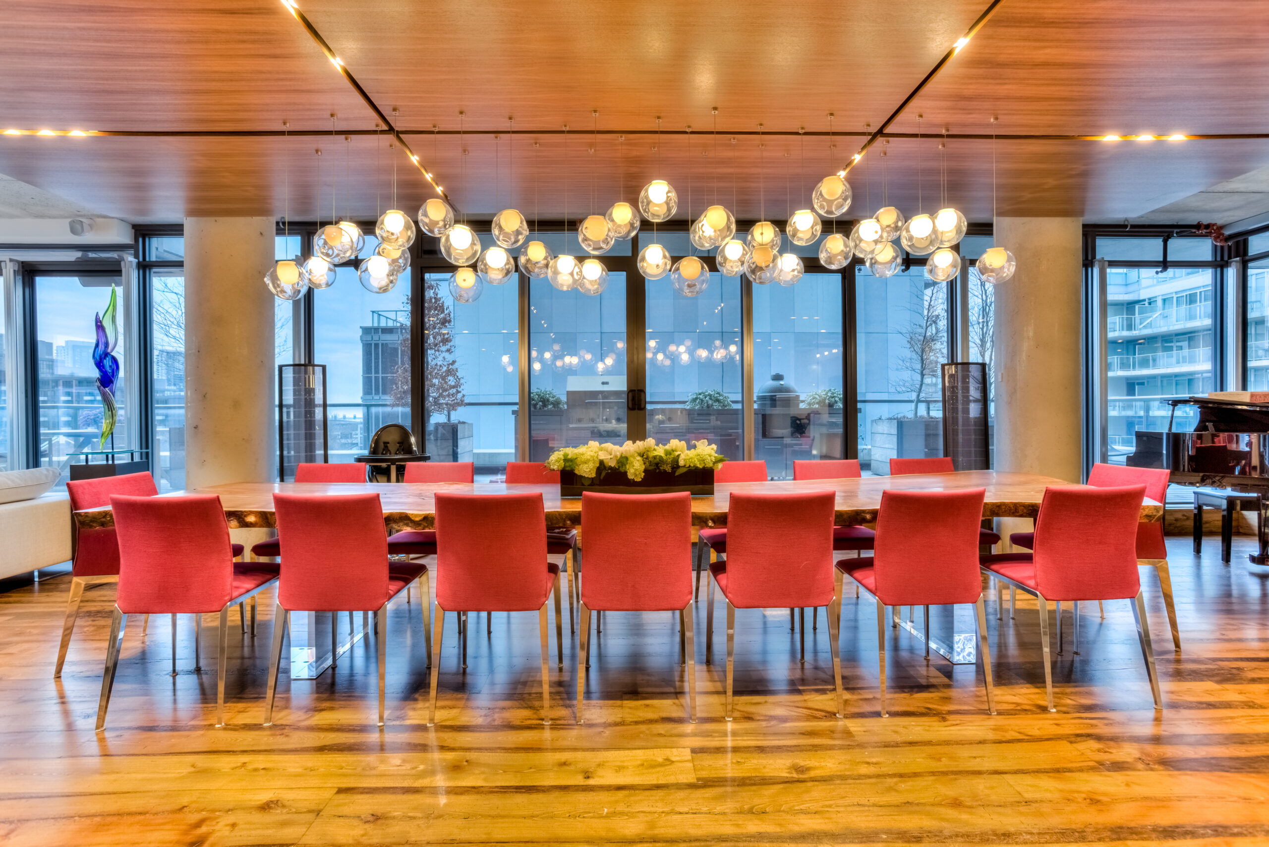 Dining room with custom lighting control