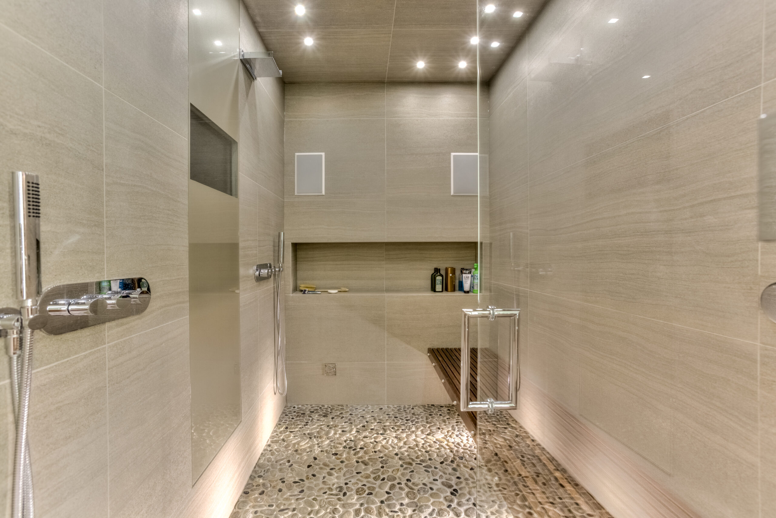Walk-in shower with automated lights